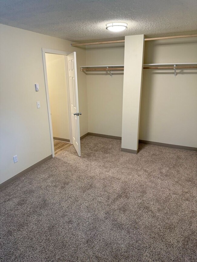 Building Photo - (946) 2780-J - Beautiful Updated 2-bedroom...