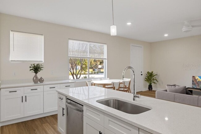 Building Photo - 4206 N Manhattan Ave