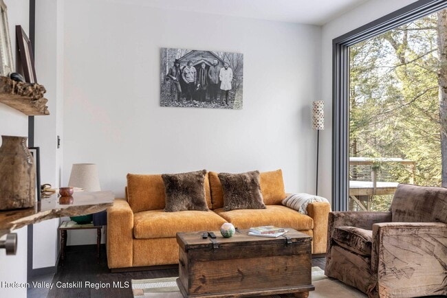 Building Photo - 70 Raybrook Dr