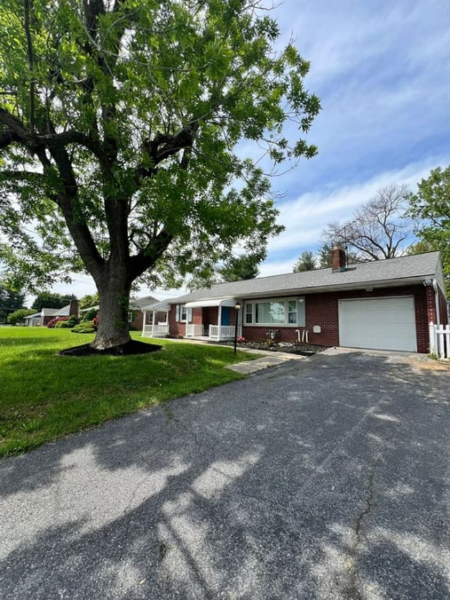 Building Photo - 3 Bedroom, 1 Bath Rancher Available for Rent!