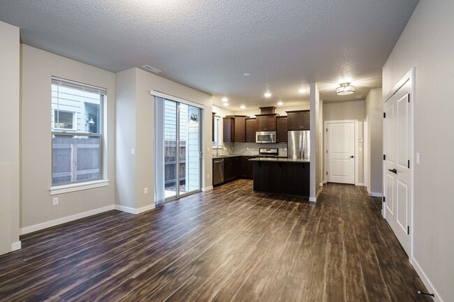 Building Photo - MASTER ON THE MAIN - 3 bedroom 2.5 bath - ...
