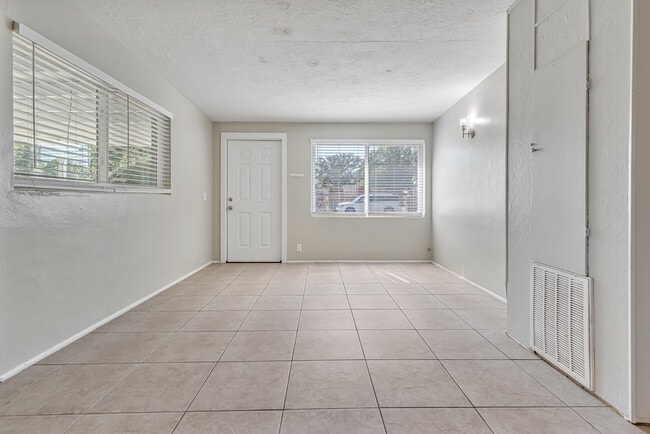 Building Photo - 711 Crestview Ave