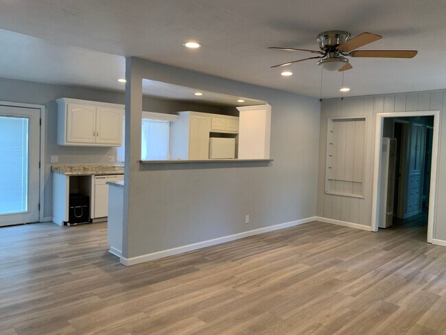 Building Photo - Beautifully upgraded interior, one dog considered.
