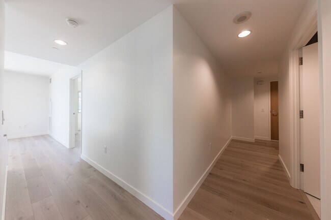 Building Photo - 333 1st St
