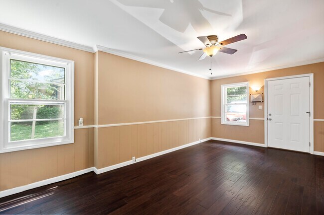 Building Photo - 3005 Pine Dr NE