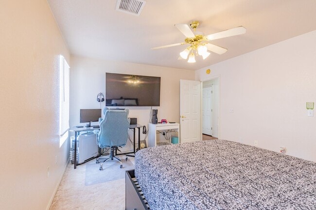 Building Photo - Conveniently located 3 Bedroom, 2 bath