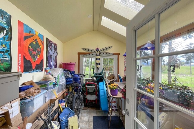 Building Photo - Fully Furnished Home