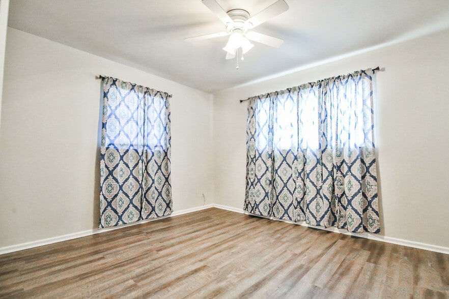 Building Photo - 711 6th Plz