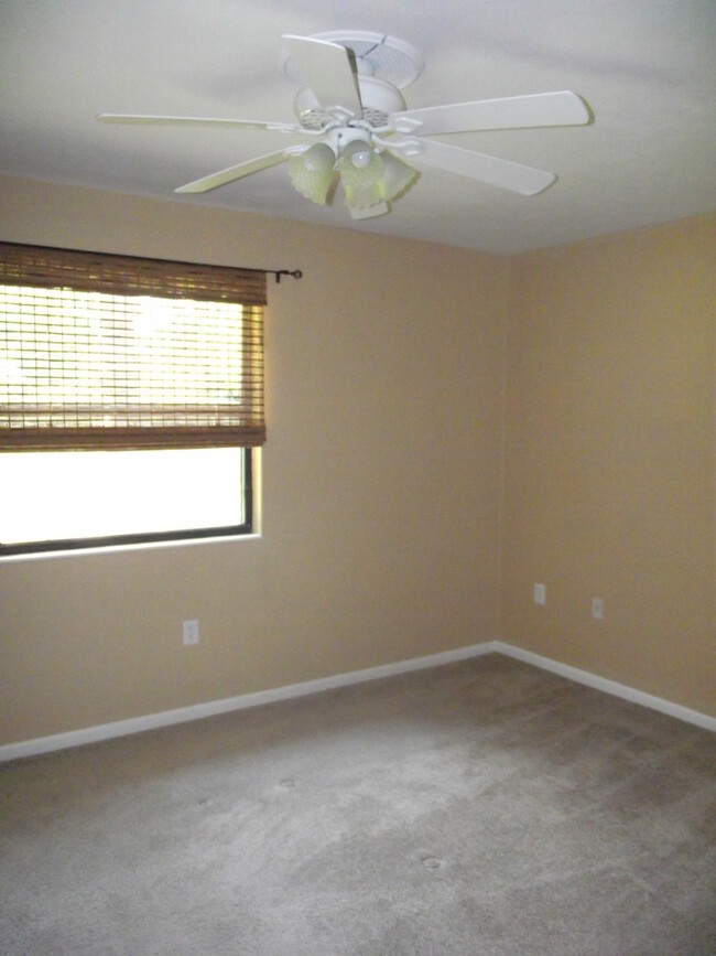 Building Photo - 3/2 house in convenient NW location!