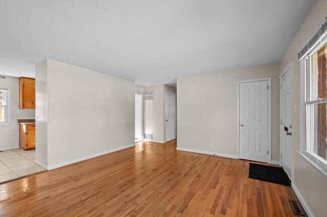 Building Photo - 2910 Kanewood Dr