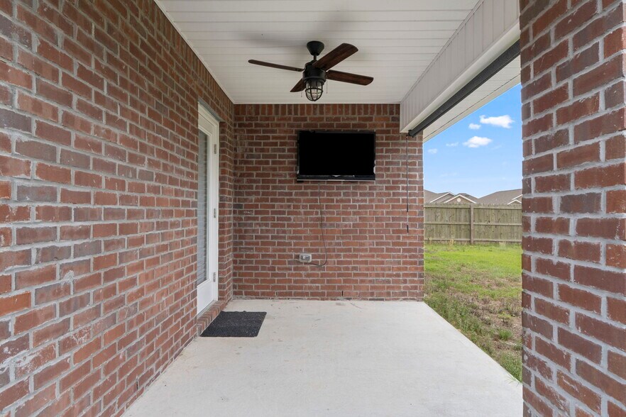 Building Photo - 7805 Lakeside Oaks Dr