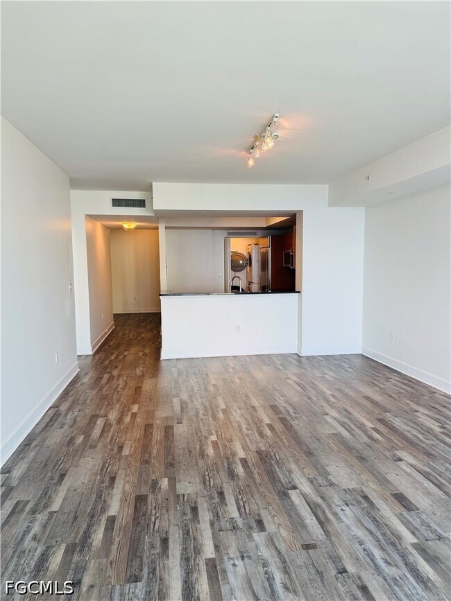Building Photo - 3000 Oasis Grand Blvd