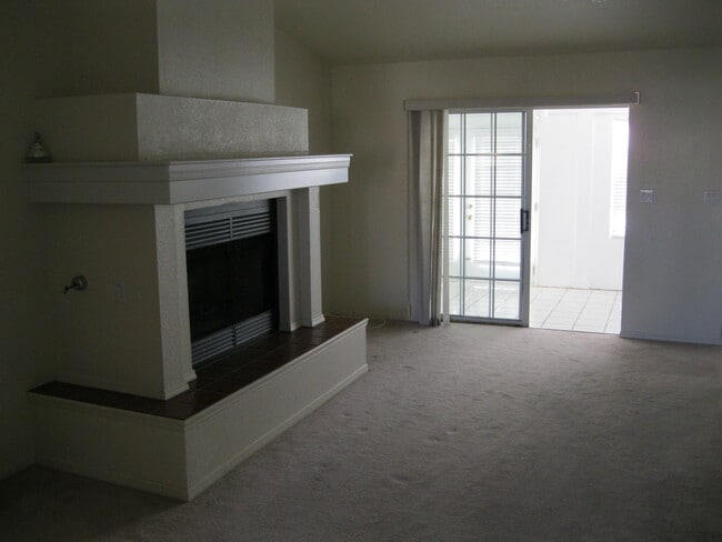 Building Photo - Beautiful 3 Bedroom Home! Available Now!