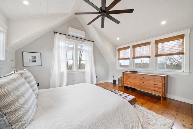 Building Photo - 71 King St