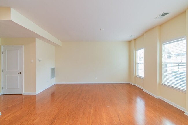 Building Photo - SPECIAL! 50% OFF OF THE RENT ON THE 3RD MO...