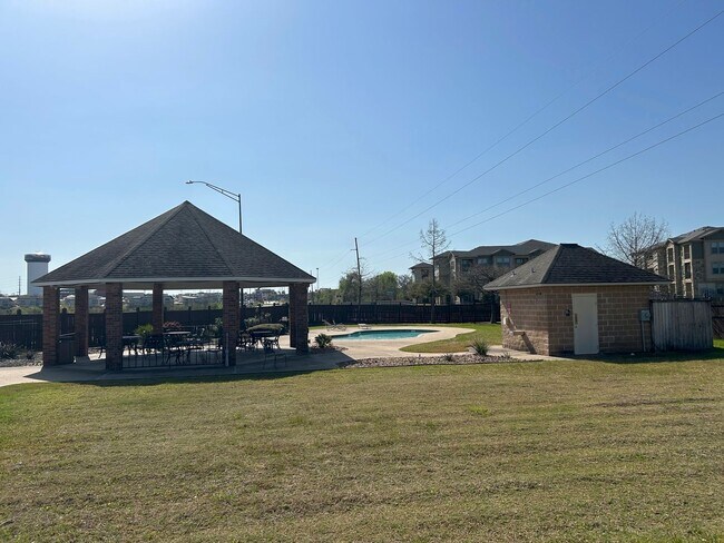 Building Photo - South College Station Townhome