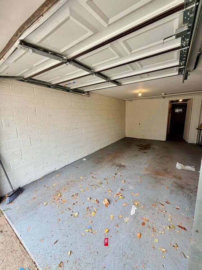 Building Photo - 6518 N Camac St