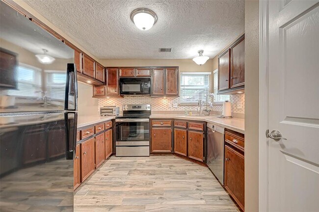 Building Photo - 502 Birdsong Dr