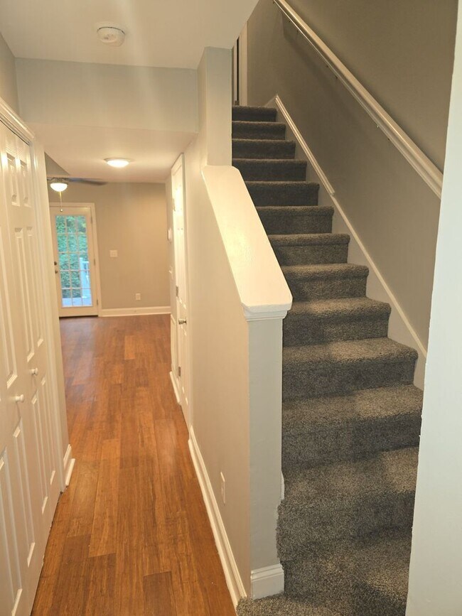 Building Photo - 2 bedroom 1 bath unit duplex