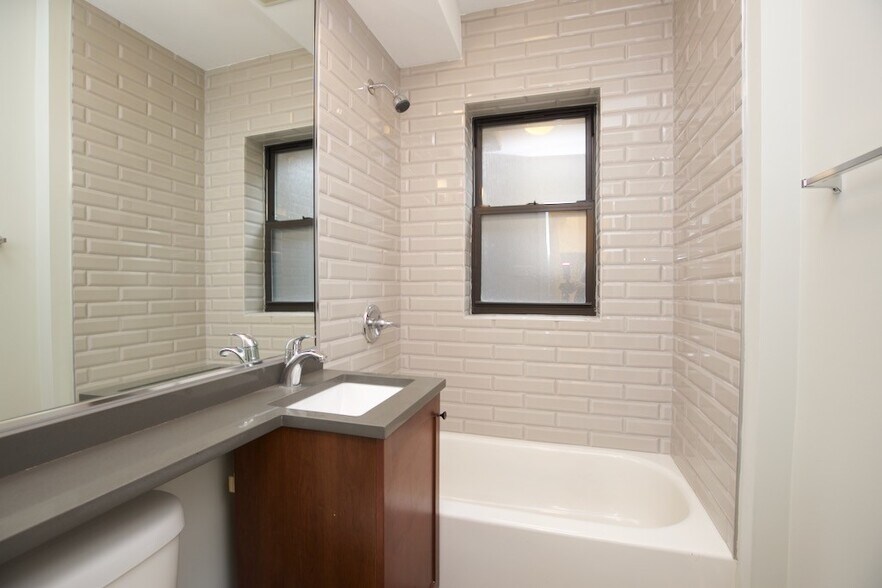 Building Photo - 555 W Arlington