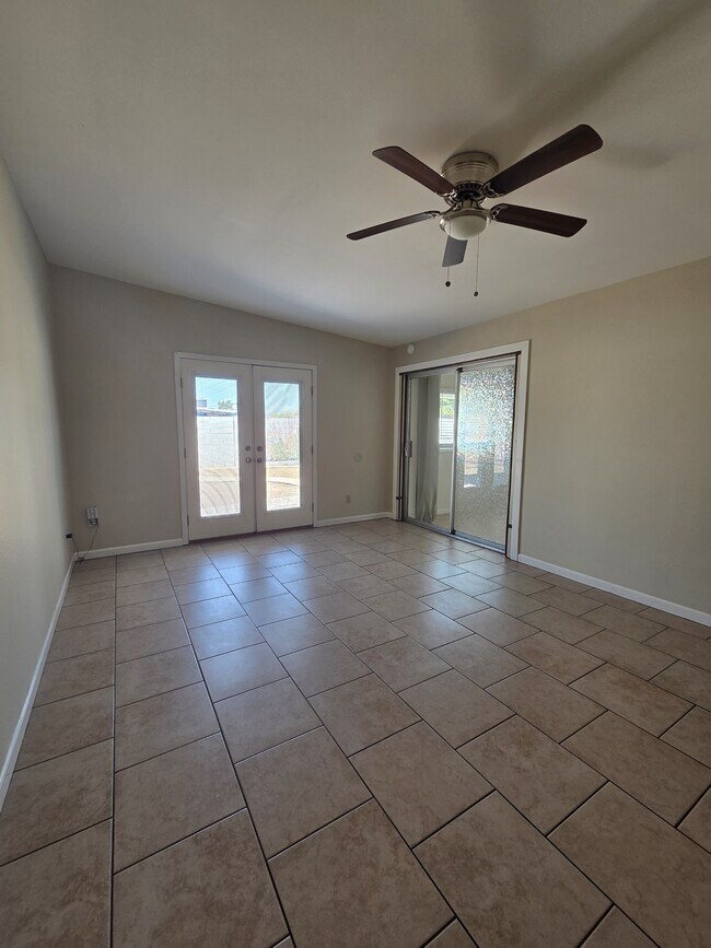 Building Photo - 1110 E Broadmor Dr