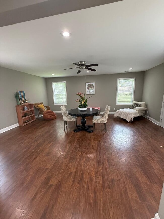 Building Photo - 1012 Oak Hill Dr