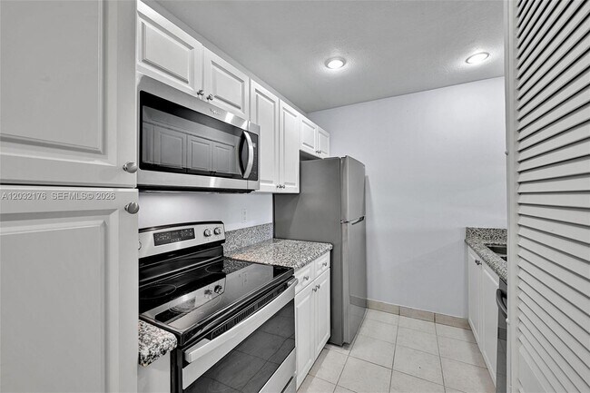 Building Photo - 906 Twin Lakes Dr