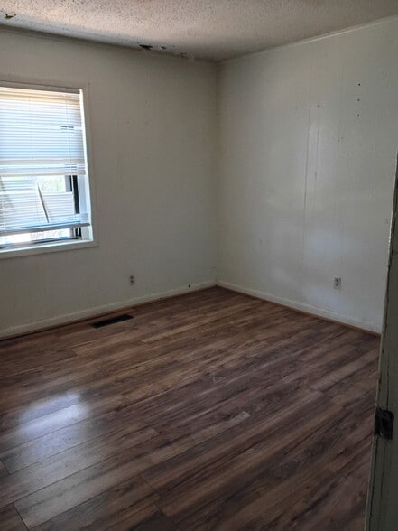 Building Photo - 402 Mimosa Cir