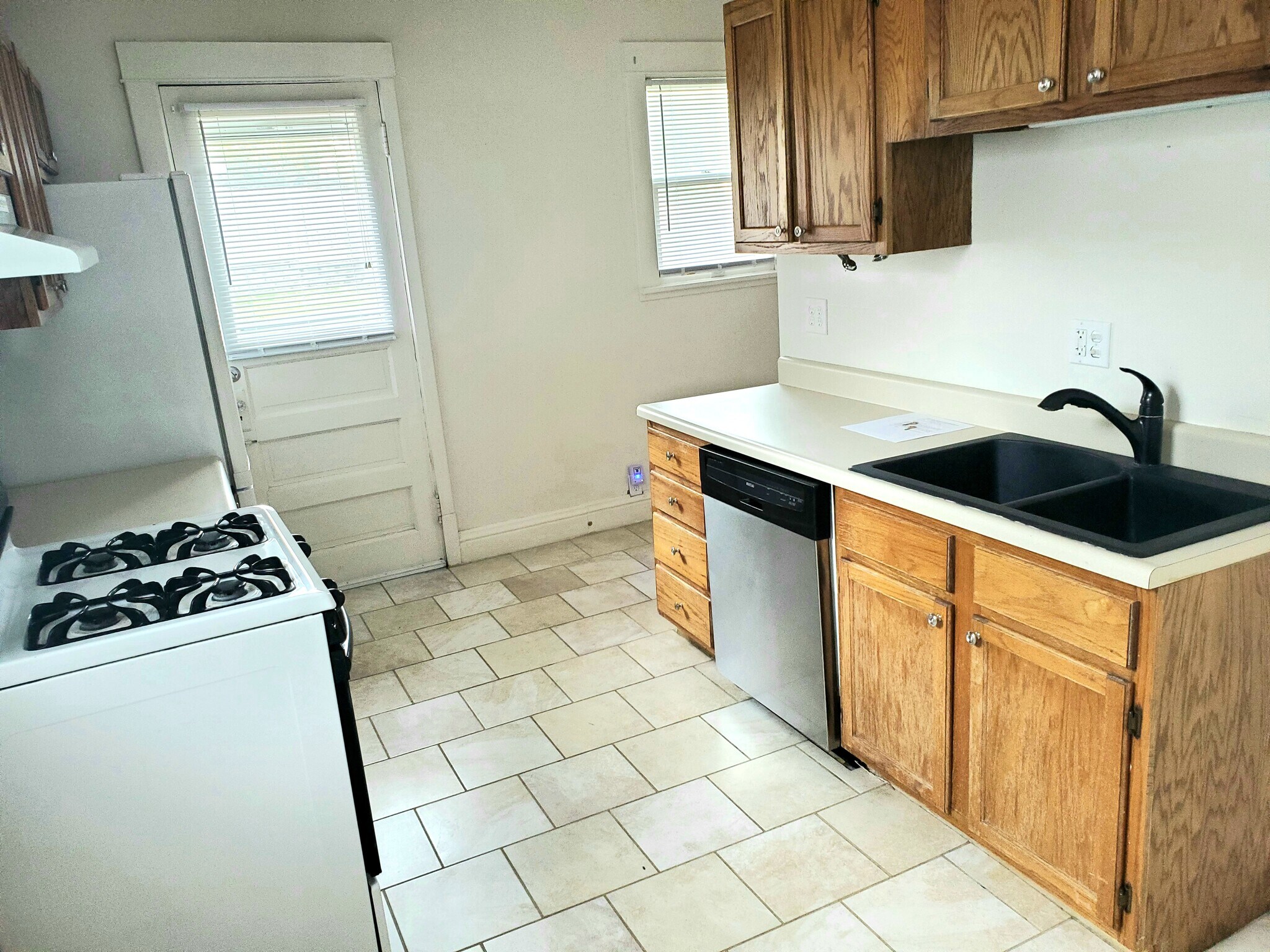 Building Photo - 3560 Jones St