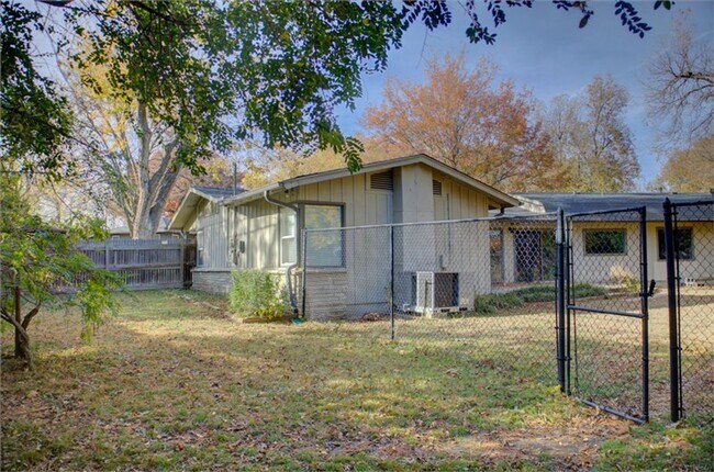 Building Photo - Beautiful Ranch-Style Rental in Marion Gar...