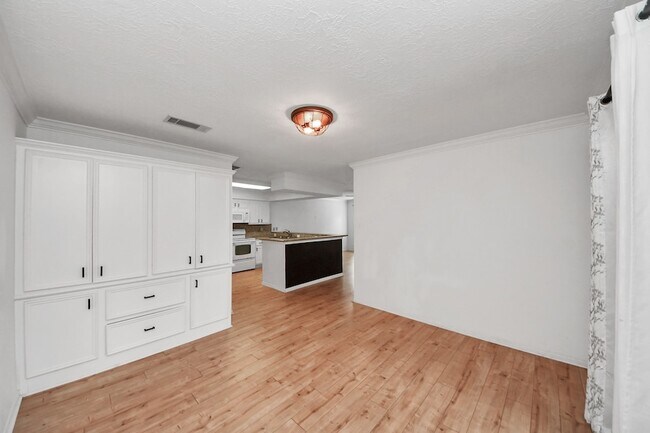 Building Photo - 12755 Mill Ridge Dr