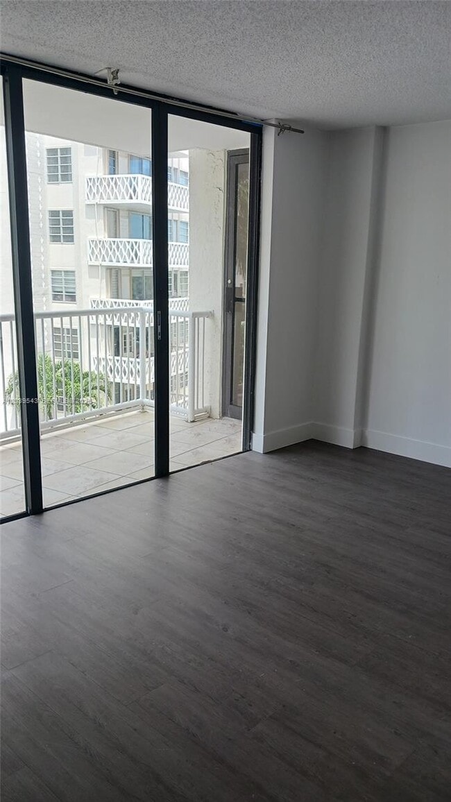 Building Photo - 1440 Brickell Bay Dr