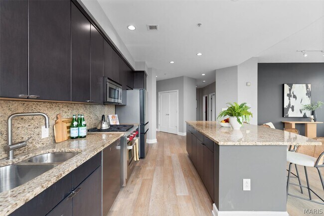 Building Photo - 4909 Laclede Ave