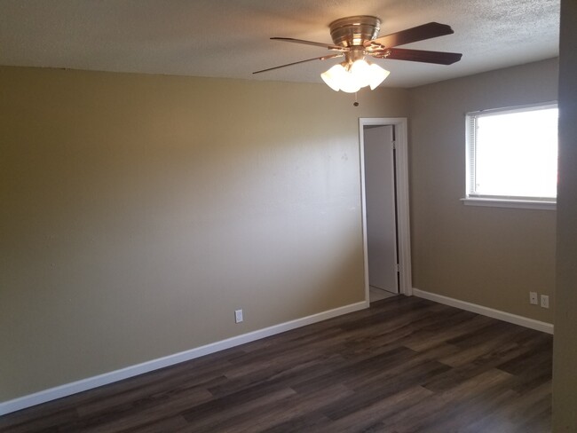 Master Bedroom - 12307 shadyview dr