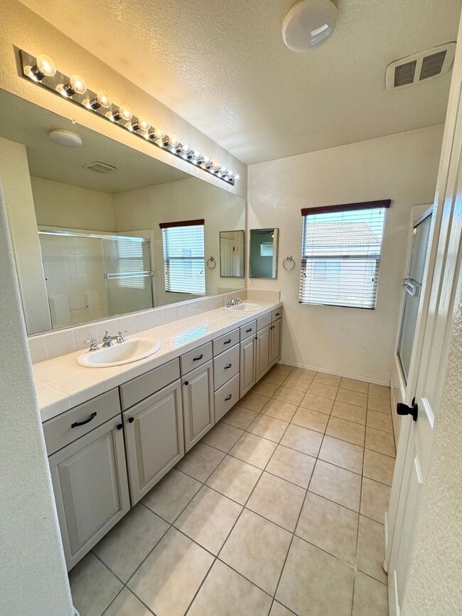 Building Photo - THREE BEDROOM TWO AND A HALF BATH POOL USE SEE VIDEO