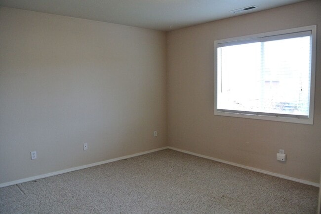 Building Photo - Spacious 3 bedroom 2.5 bath home in SE Cor...