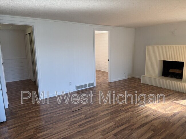 Building Photo - 12495 Oakwood Shores St