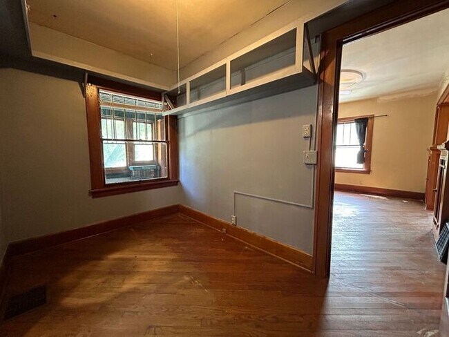 Building Photo - $1,800 | 3 Bedroom, 2 Bathroom Multi Floor...