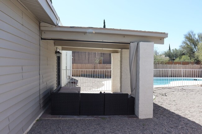 Building Photo - 5 Bedroom, 2 Bathroom