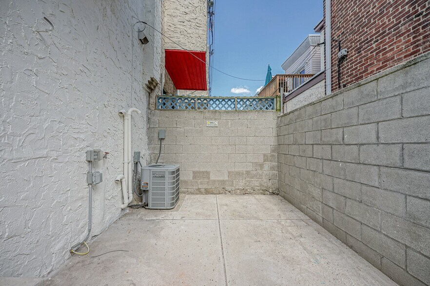 Building Photo - 1653 S Lawrence St