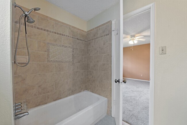 Building Photo - 807 Seacliff Dr