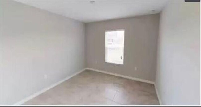 Building Photo - 4415 SW 9th Ave