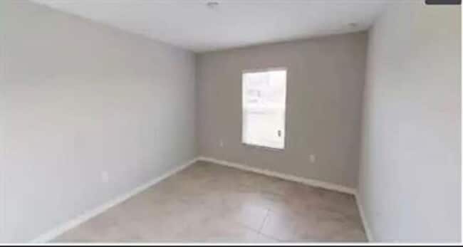 Building Photo - 4605 SW 9th Ave