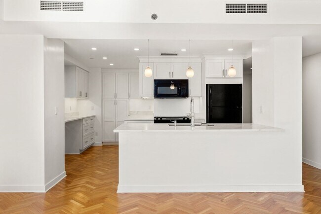 Building Photo - 975 Memorial Dr