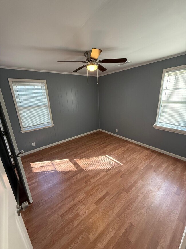 Building Photo - 293 W Waldorf Ave