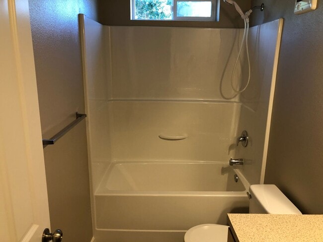 Building Photo - Newer 4 bed 2.5 bath duplex