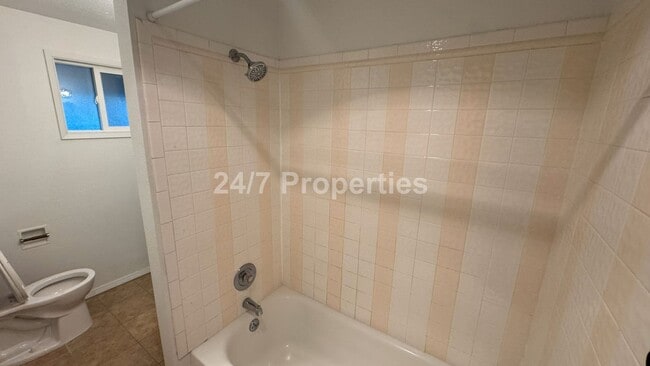 Building Photo - Adorable Ranch Style Home - Milwaukie