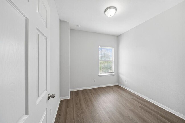 Building Photo - 9018 Everglade Dr