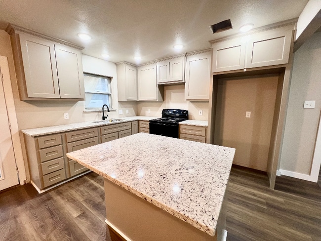 Building Photo - 506 Mary St