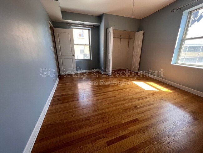 Building Photo - 1671 W Farwell Ave